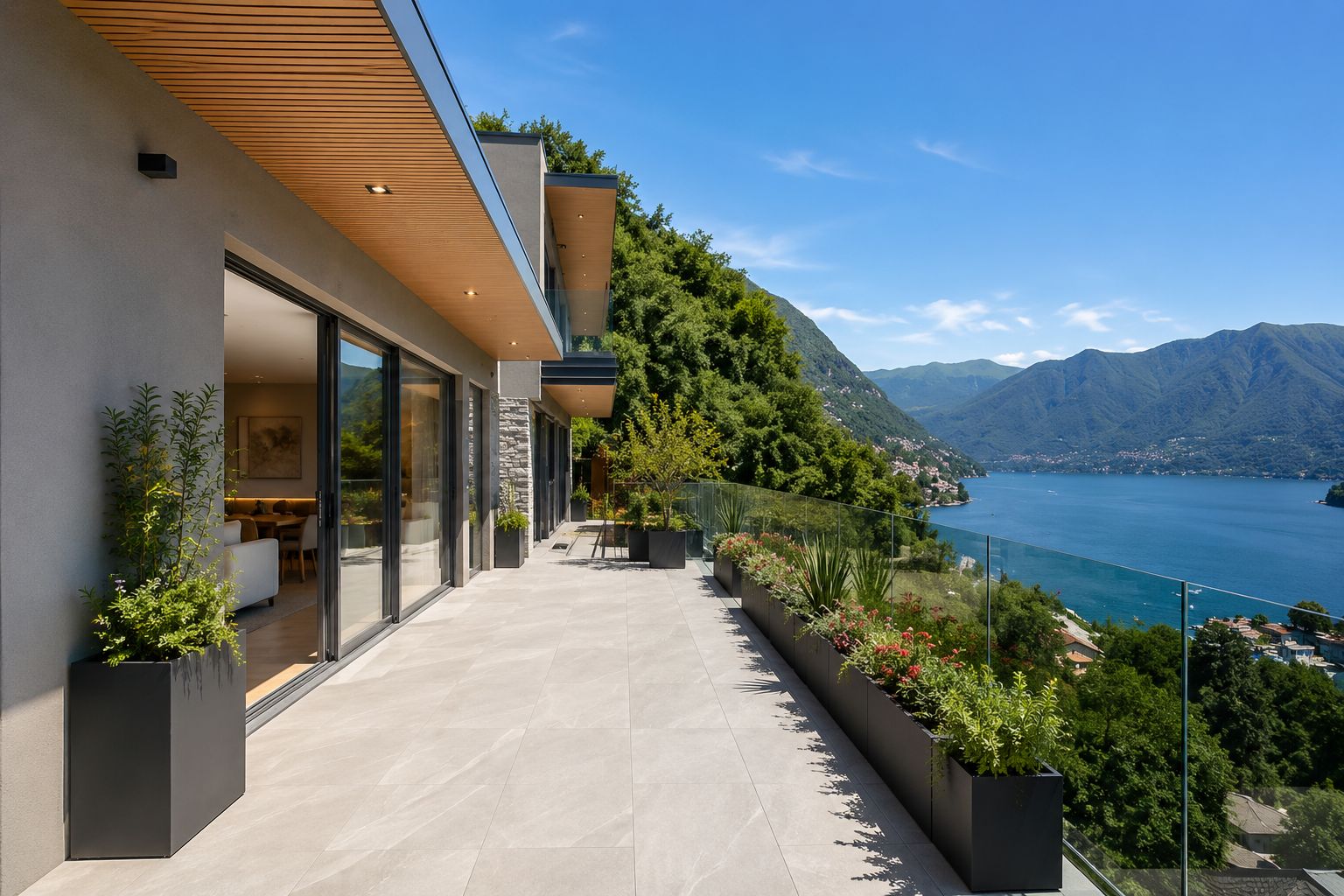VILLA SUL LAGO – Prestigiosa Villa di 290 mq con Piscina Privata e Rooftop Solarium a Moltrasio