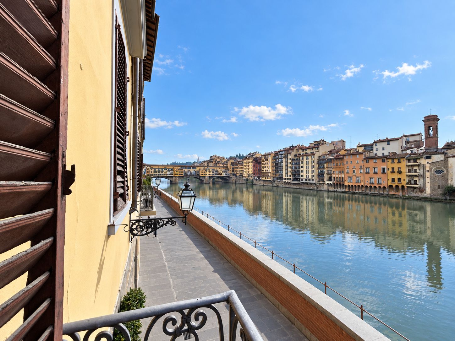 Prestigioso appartamento con affaccio sull’Arno e vista Ponte Vecchio