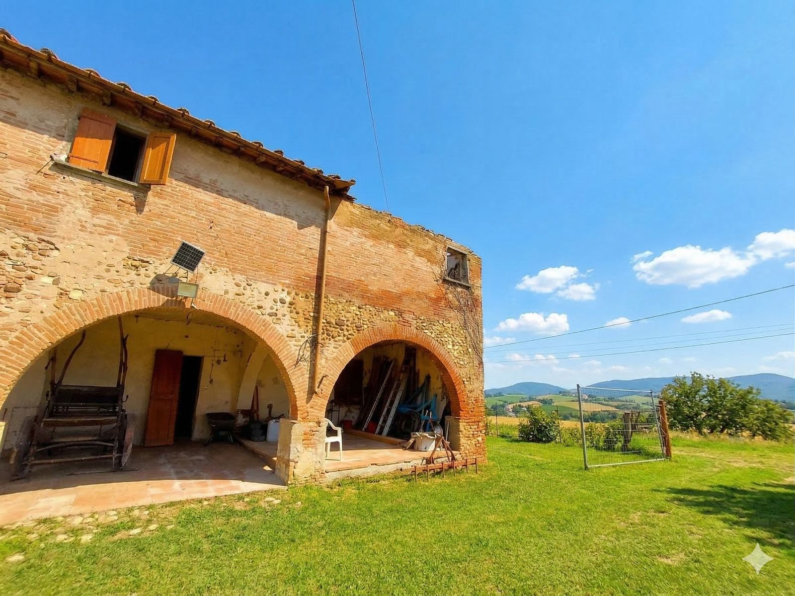 Antico Casale Toscano da Recuperare con Terreno e Vista Panoramica sulle Colline Fiorentine